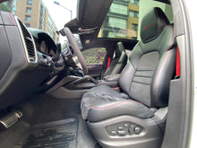 Cargar imagen en el visor de la galería, Porsche Cayenne GTS Coupé Modelo 2022