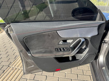 Cargar imagen en el visor de la galería, Mercedes-Benz CLA 180 Modelo 2020