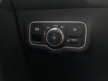 Cargar imagen en el visor de la galería, Mercedes-Benz EQB 350 4MATIC Modelo 2023