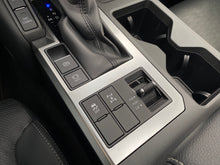 Cargar imagen en el visor de la galería, Toyota Land Cruiser Prado TXL Modelo 2025