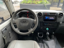 Cargar imagen en el visor de la galería, Toyota Land Cruiser Serie 70 Modelo 2016