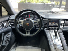 Cargar imagen en el visor de la galería, Porsche Panamera GTS Modelo 2015
