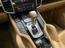 Cargar imagen en el visor de la galería, Porsche Cayenne Platinum Edition Modelo 2017