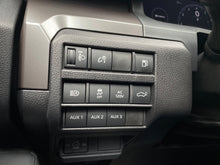 Cargar imagen en el visor de la galería, Toyota Tacoma TRD Pro Híbrida Modelo 2025