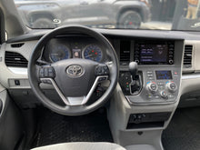 Cargar imagen en el visor de la galería, Toyota Sienna LE Modelo 2019