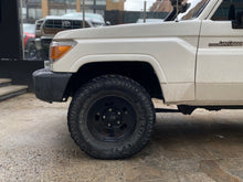 Cargar imagen en el visor de la galería, Toyota Land Cruiser Serie 70 Modelo 2016