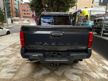 Cargar imagen en el visor de la galería, Toyota Tacoma TRD Pro Híbrida Modelo 2025