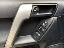 Cargar imagen en el visor de la galería, Toyota Prado TXL Modelo 2015