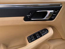 Cargar imagen en el visor de la galería, Porsche Macan Modelo 2015