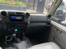 Cargar imagen en el visor de la galería, Toyota Land Cruiser Serie 70 Modelo 2016