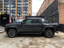 Cargar imagen en el visor de la galería, Toyota Tacoma TRD Pro Híbrida Modelo 2025