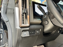 Cargar imagen en el visor de la galería, GMC Hummer EV SUV Blindada Modelo 2025