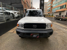 Cargar imagen en el visor de la galería, Toyota Land Cruiser Serie 70 Modelo 2016