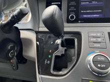 Cargar imagen en el visor de la galería, Toyota Sienna LE Modelo 2019