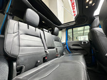 Cargar imagen en el visor de la galería, Jeep Wrangler Rubicon Sahara Modelo 2022