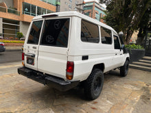 Cargar imagen en el visor de la galería, Toyota Land Cruiser Serie 70 Modelo 2016