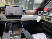 Cargar imagen en el visor de la galería, Toyota Sequoia Capstone Hibrida Modelo 2025