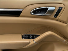 Cargar imagen en el visor de la galería, Porsche Cayenne Platinum Edition Modelo 2017