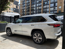 Cargar imagen en el visor de la galería, Toyota Sequoia Capstone Hibrida Modelo 2025