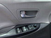 Cargar imagen en el visor de la galería, Toyota Sienna LE Modelo 2019