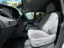Cargar imagen en el visor de la galería, Toyota Sienna LE Modelo 2019