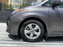 Cargar imagen en el visor de la galería, Toyota Sienna LE Modelo 2019