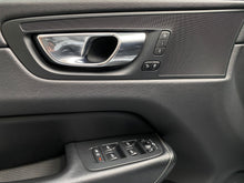 Cargar imagen en el visor de la galería, Volvo XC60 T5 R-Design Modelo 2019
