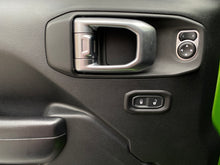 Cargar imagen en el visor de la galería, Jeep Wrangler Sport Modelo 2020