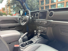 Cargar imagen en el visor de la galería, Jeep Wrangler Rubicon Sahara Modelo 2022