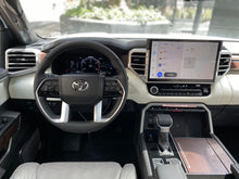 Cargar imagen en el visor de la galería, Toyota Sequoia Capstone Hibrida Modelo 2025