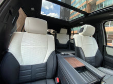 Cargar imagen en el visor de la galería, Toyota Sequoia Capstone Hibrida Modelo 2025