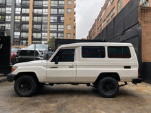 Cargar imagen en el visor de la galería, Toyota Land Cruiser Serie 70 Modelo 2016