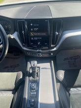 Cargar imagen en el visor de la galería, Volvo XC60 T5 R Desing Modelo 2019