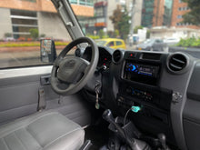 Cargar imagen en el visor de la galería, Toyota Land Cruiser Serie 70 Modelo 2016
