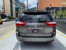 Cargar imagen en el visor de la galería, Toyota Sienna LE Modelo 2019