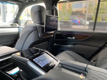 Cargar imagen en el visor de la galería, Lexus LX600 Ultra Luxury Modelo 2023
