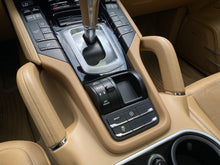 Cargar imagen en el visor de la galería, Porsche Cayenne Platinum Edition Modelo 2017