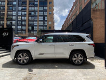 Cargar imagen en el visor de la galería, Toyota Sequoia Capstone Hibrida Modelo 2025