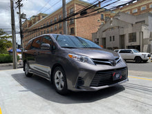 Cargar imagen en el visor de la galería, Toyota Sienna LE Modelo 2019