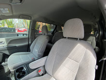Cargar imagen en el visor de la galería, Toyota Sienna LE Modelo 2019