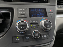 Cargar imagen en el visor de la galería, Toyota Sienna LE Modelo 2019