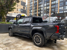 Cargar imagen en el visor de la galería, Toyota Tacoma TRD Pro Híbrida Modelo 2025