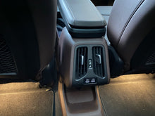 Cargar imagen en el visor de la galería, BMW IX1 xDrive30 Modelo 2025