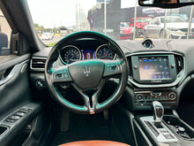 Cargar imagen en el visor de la galería, Maserati Ghibli Modelo 2015