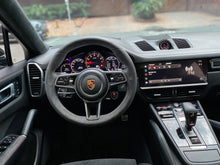 Cargar imagen en el visor de la galería, Porsche Cayenne GTS Coupé Modelo 2022