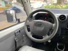 Cargar imagen en el visor de la galería, Toyota Land Cruiser Serie 70 Modelo 2016
