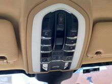 Cargar imagen en el visor de la galería, Porsche Cayenne Platinum Edition Modelo 2017