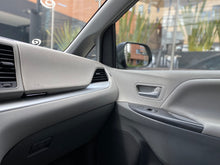 Cargar imagen en el visor de la galería, Toyota Sienna LE Modelo 2019