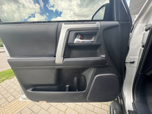 Cargar imagen en el visor de la galería, Toyota 4Runner Blindada Modelo 2023