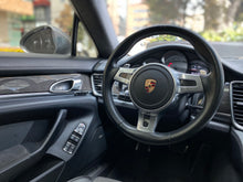 Cargar imagen en el visor de la galería, Porsche Panamera GTS Modelo 2015